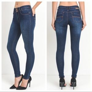 *NWT* stretchy denim butt-lifting jeans